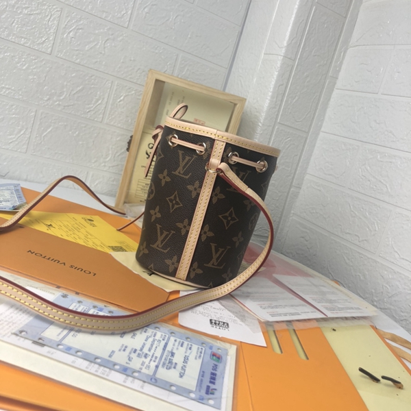 ルイヴィトンバッグ背面デザイン